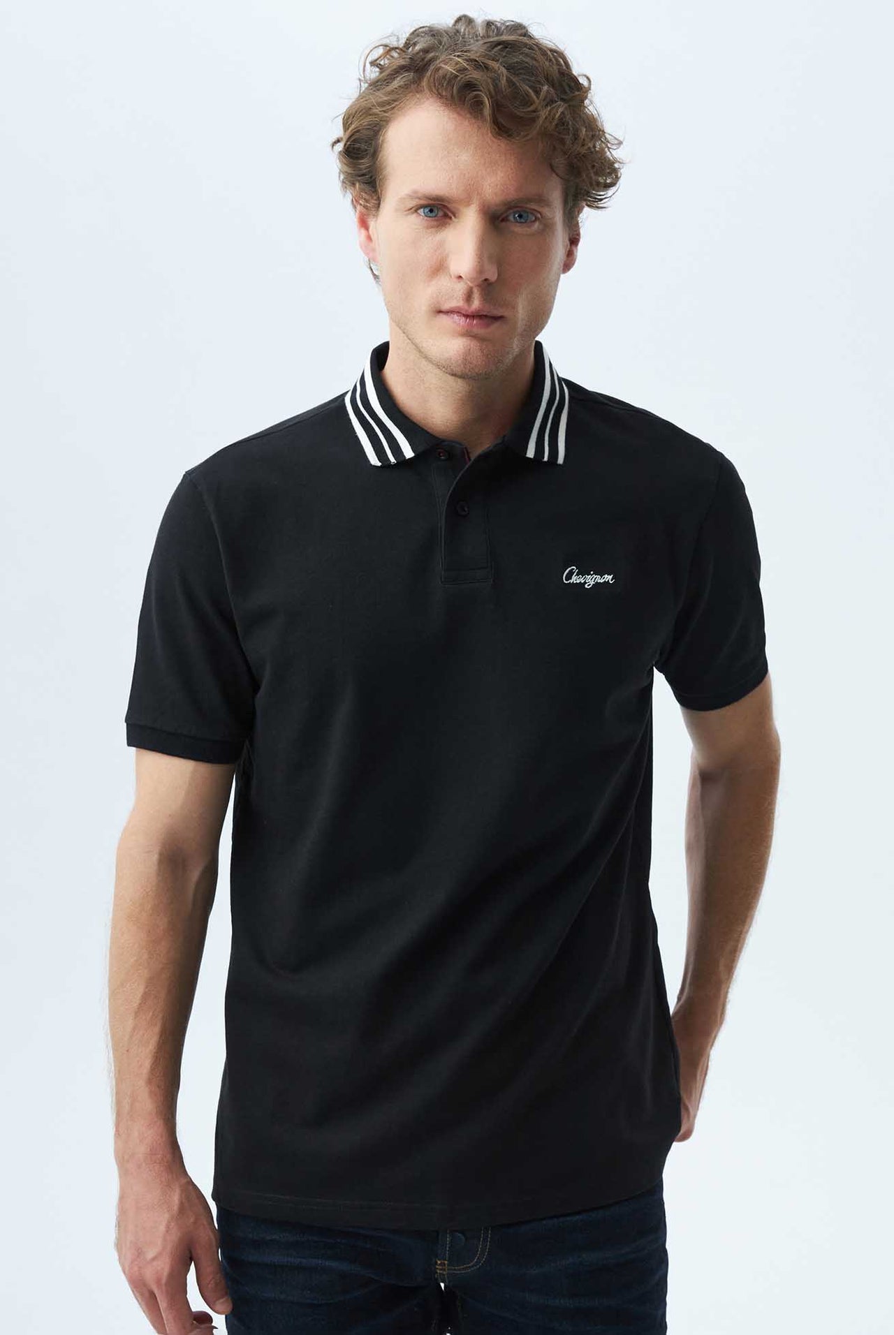 Polo Chevignon Cuello Con Líneas En Contraste Blanco Y Negro