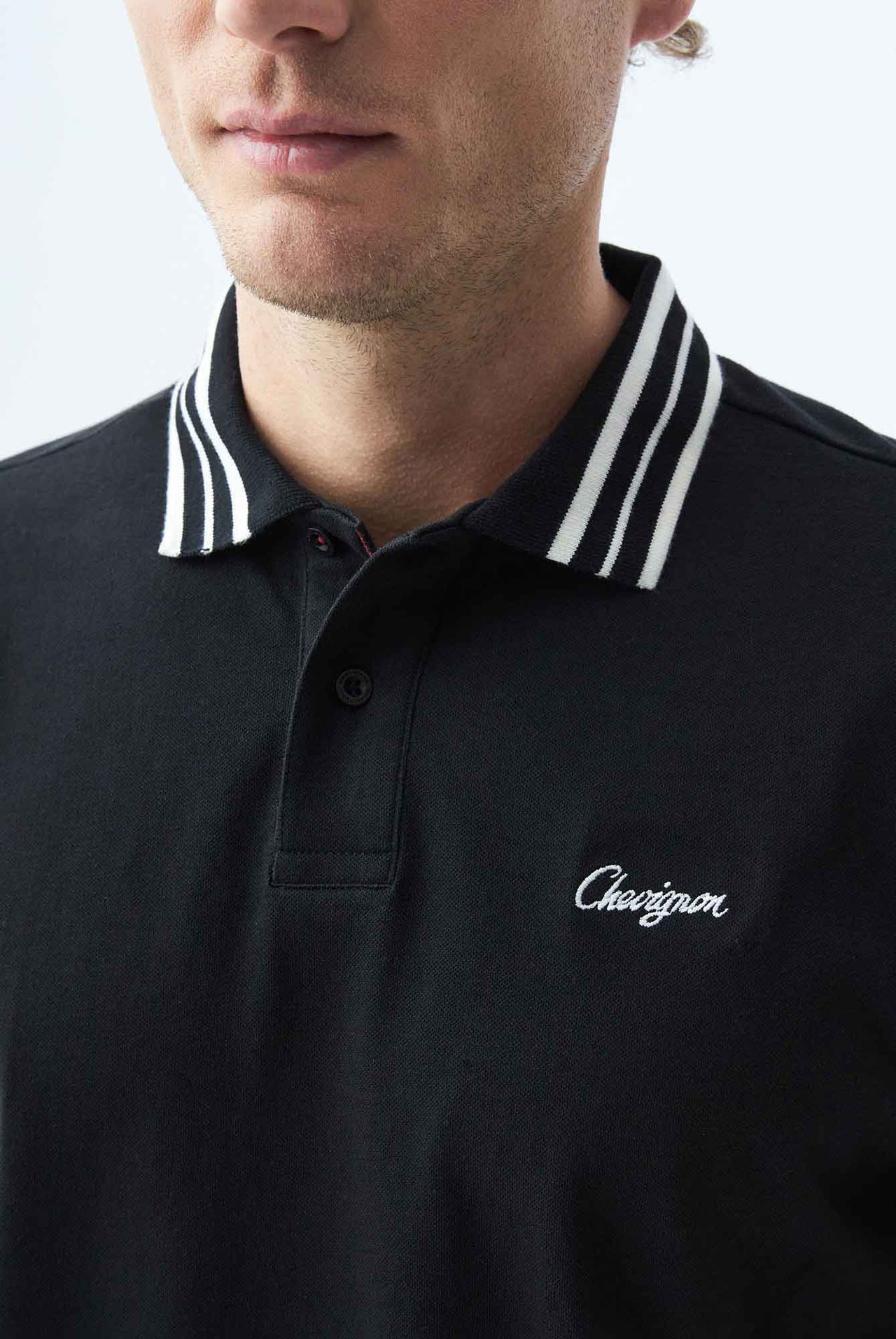 Polo Chevignon Cuello Con Líneas En Contraste Blanco Y Negro