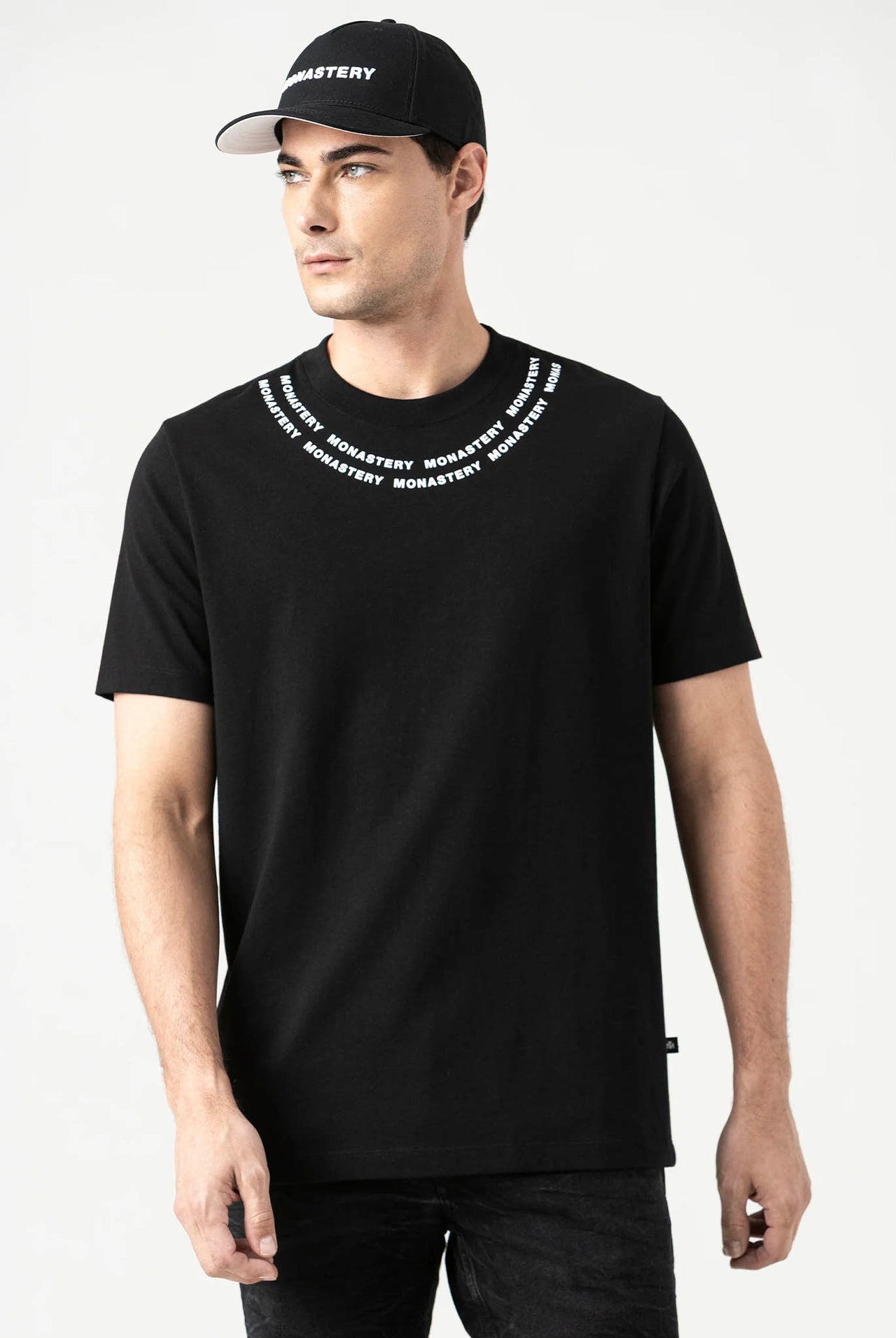 Camiseta Monastery Trot Negro