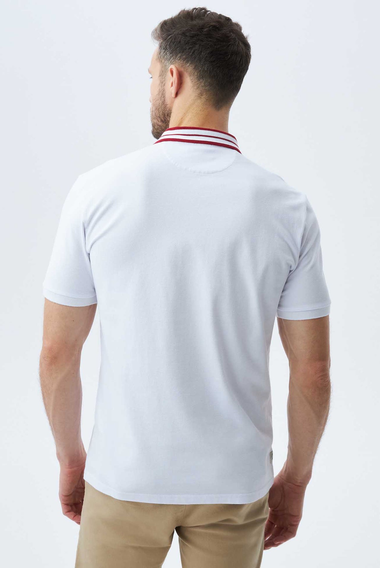 Polo Chevignon Classic Fit Cuello Con Lineas Rojas En Contraste