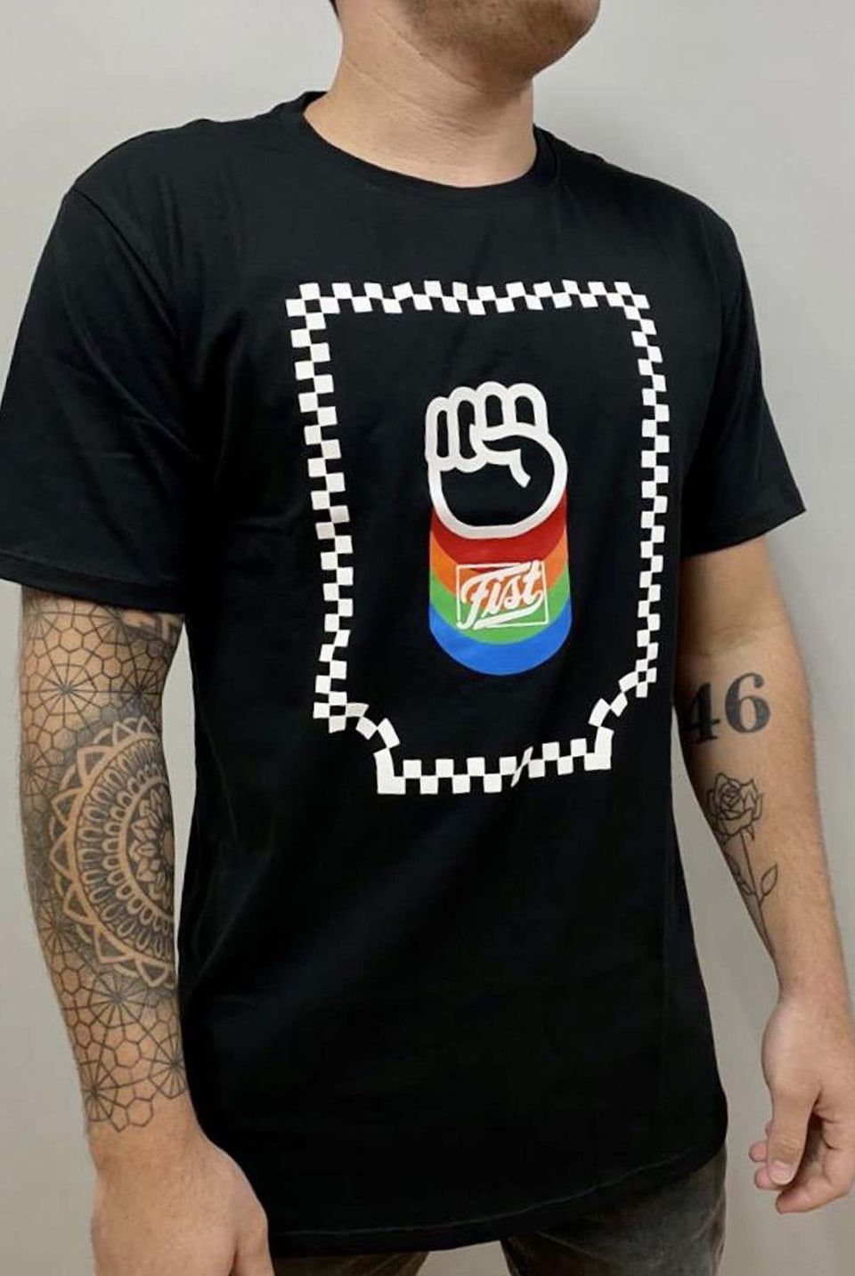 Camiseta Fist Negra Estampado De Colores